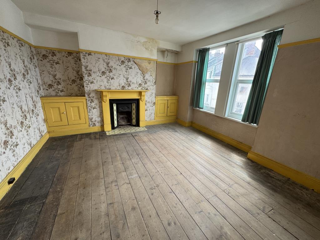 Lot: 113 - MID-TERRACE HOUSE FOR IMPROVEMENT - Bedroom one